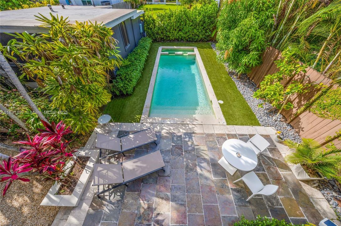 Vendido Recientemente: $2,150,000 (4 camas, 4 baños, 2580 Pies cuadrados)