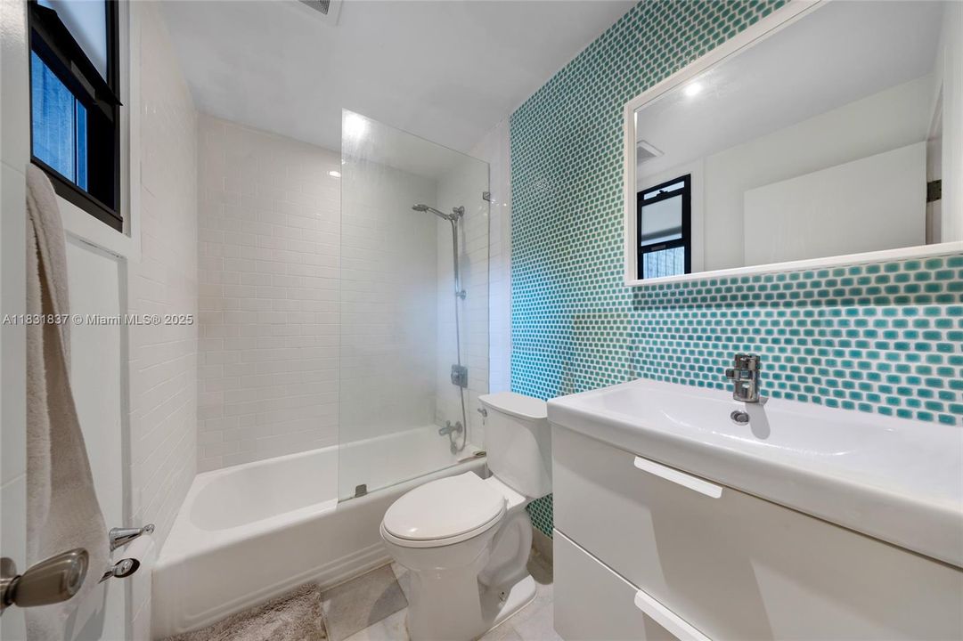 Vendido Recientemente: $2,150,000 (4 camas, 4 baños, 2580 Pies cuadrados)