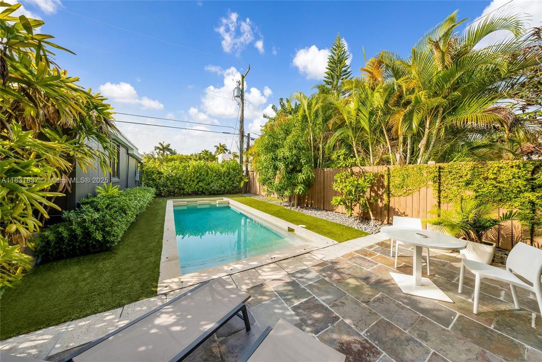 Vendido Recientemente: $2,150,000 (4 camas, 4 baños, 2580 Pies cuadrados)