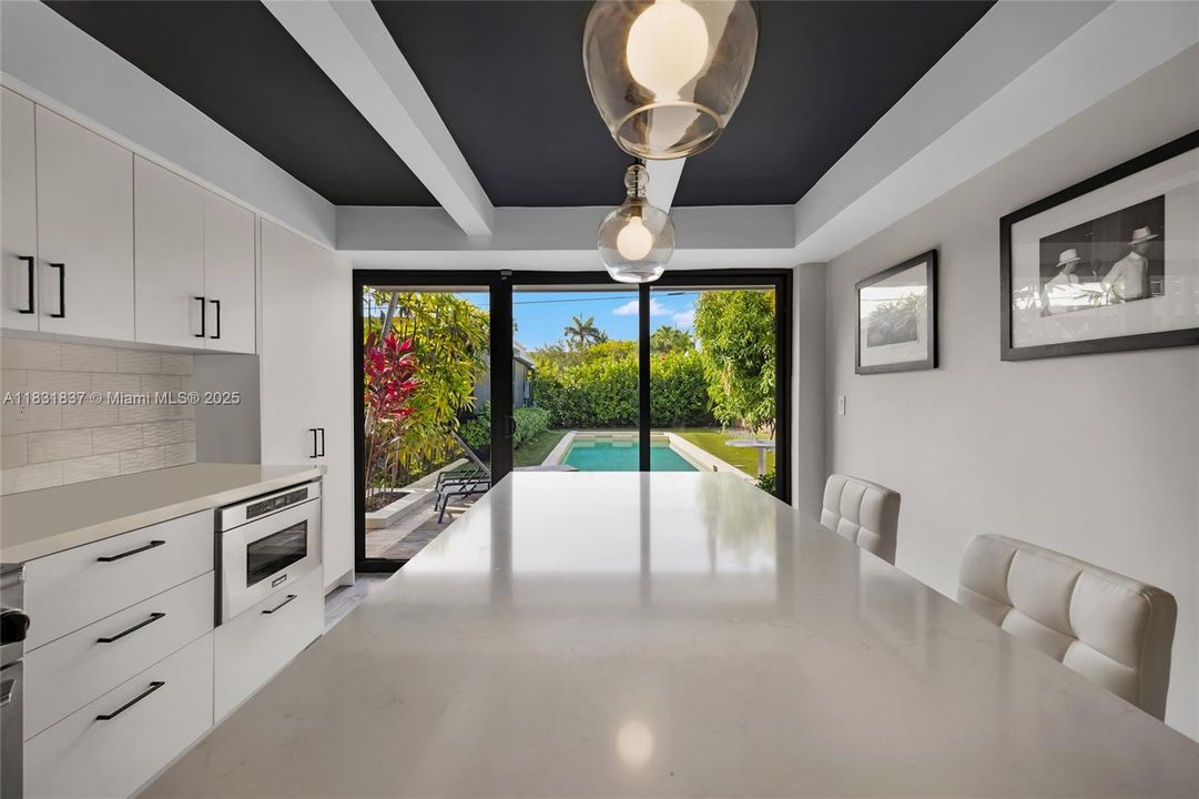 Vendido Recientemente: $2,150,000 (4 camas, 4 baños, 2580 Pies cuadrados)