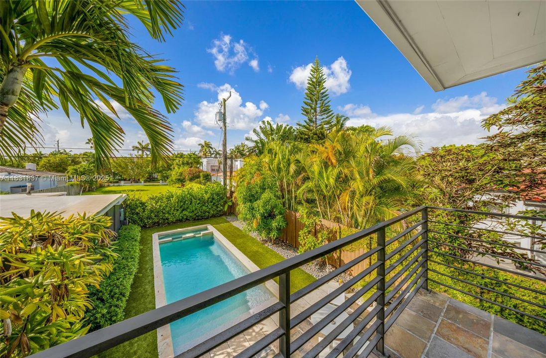 Vendido Recientemente: $2,150,000 (4 camas, 4 baños, 2580 Pies cuadrados)