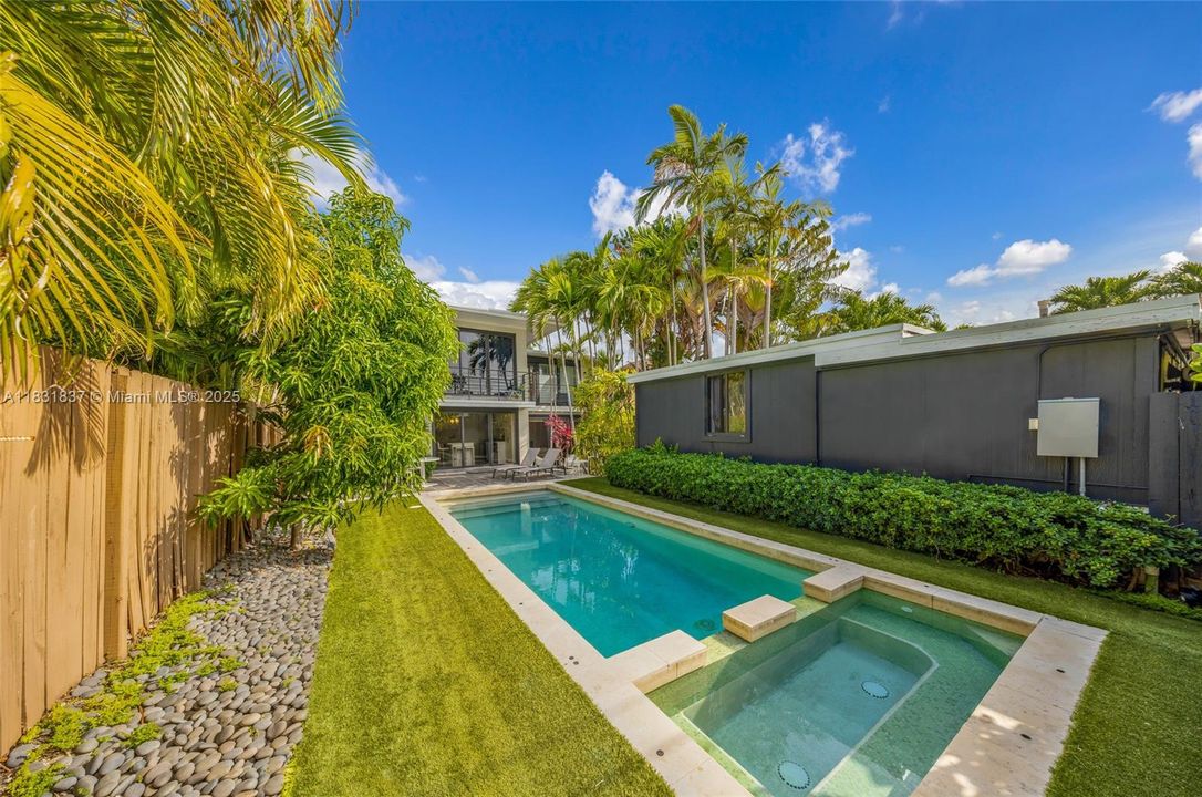 Vendido Recientemente: $2,150,000 (4 camas, 4 baños, 2580 Pies cuadrados)