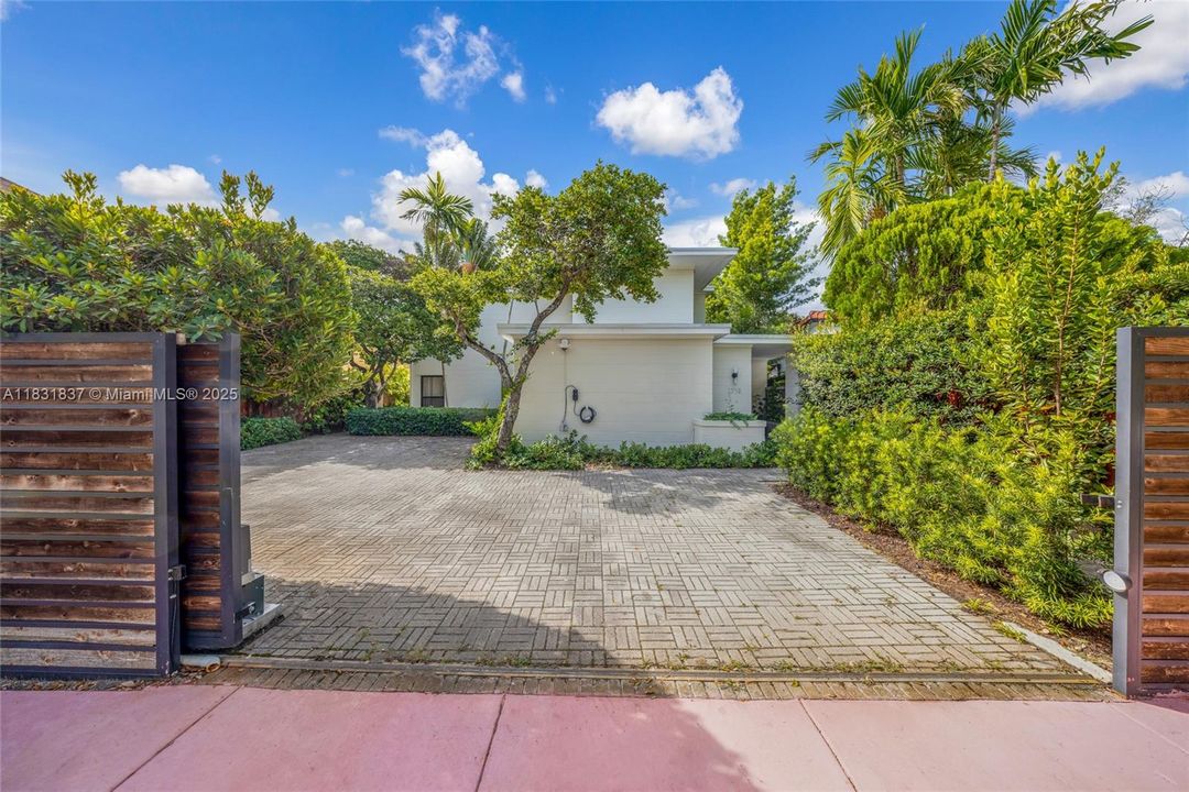 Vendido Recientemente: $2,150,000 (4 camas, 4 baños, 2580 Pies cuadrados)