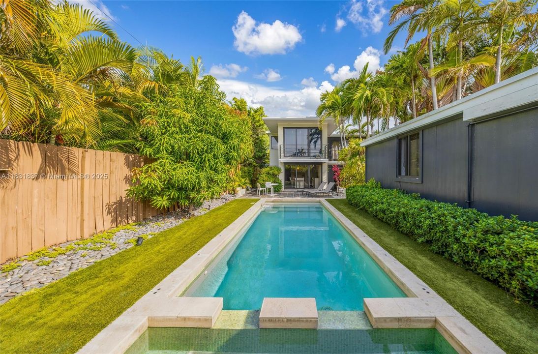 Vendido Recientemente: $2,150,000 (4 camas, 4 baños, 2580 Pies cuadrados)