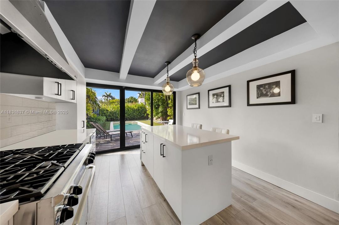 Vendido Recientemente: $2,150,000 (4 camas, 4 baños, 2580 Pies cuadrados)