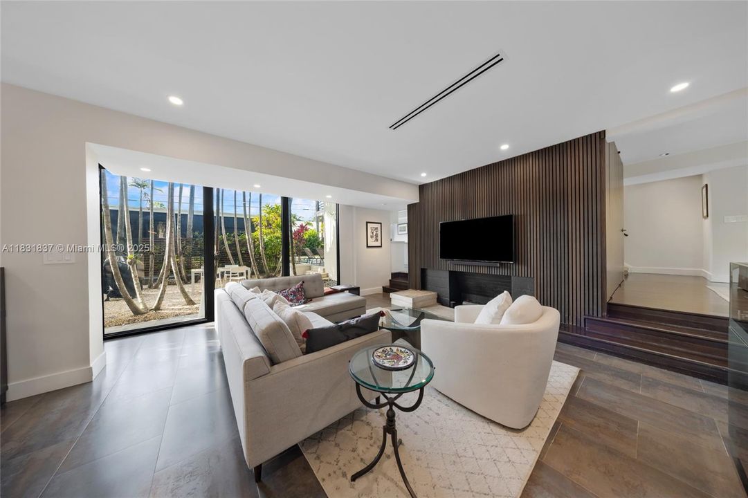 Vendido Recientemente: $2,150,000 (4 camas, 4 baños, 2580 Pies cuadrados)