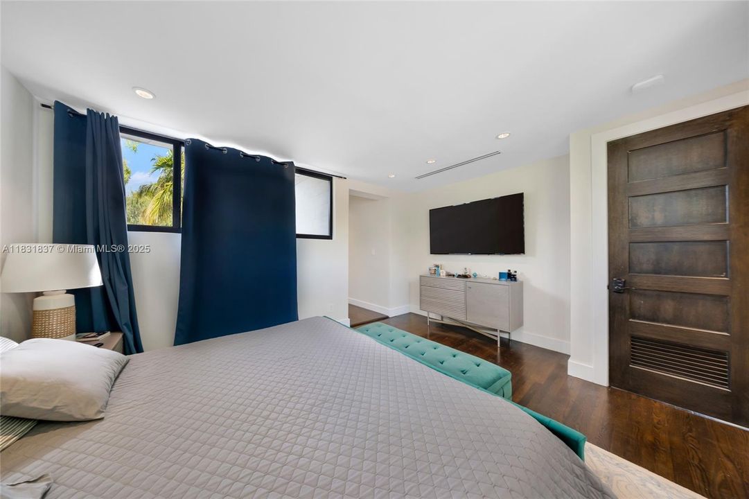 Vendido Recientemente: $2,150,000 (4 camas, 4 baños, 2580 Pies cuadrados)