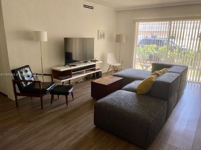Vendido Recientemente: $439,000 (2 camas, 2 baños, 1134 Pies cuadrados)