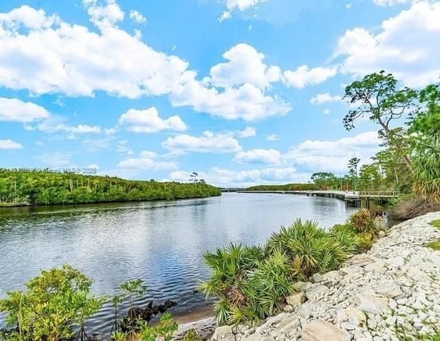 For Sale: $209,800 (2 beds, 2 baths, 1018 Square Feet)