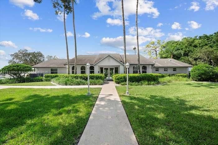 For Sale: $209,800 (2 beds, 2 baths, 1018 Square Feet)