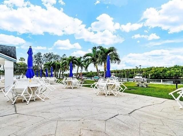 For Sale: $209,800 (2 beds, 2 baths, 1018 Square Feet)