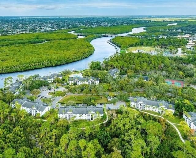 For Sale: $209,800 (2 beds, 2 baths, 1018 Square Feet)