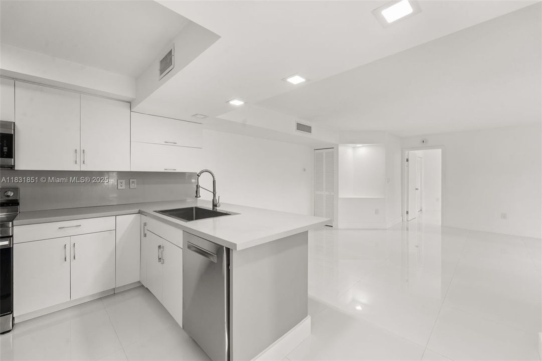 Active With Contract: $345,000 (2 beds, 2 baths, 926 Square Feet)