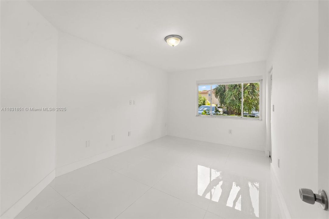 Active With Contract: $345,000 (2 beds, 2 baths, 926 Square Feet)