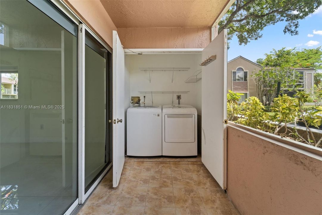 Active With Contract: $345,000 (2 beds, 2 baths, 926 Square Feet)