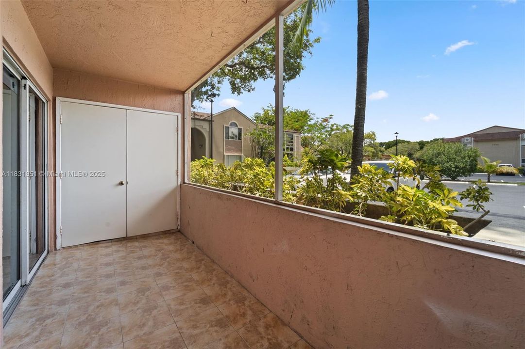 Active With Contract: $345,000 (2 beds, 2 baths, 926 Square Feet)