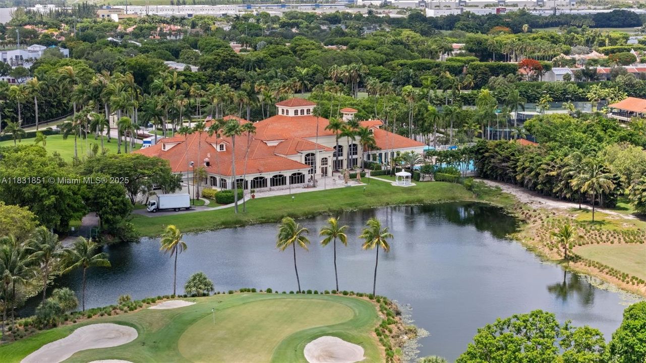 Active With Contract: $345,000 (2 beds, 2 baths, 926 Square Feet)