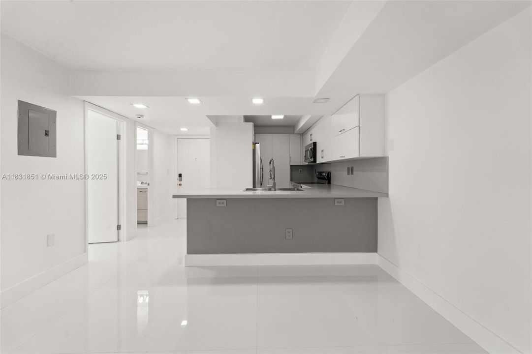 Active With Contract: $345,000 (2 beds, 2 baths, 926 Square Feet)