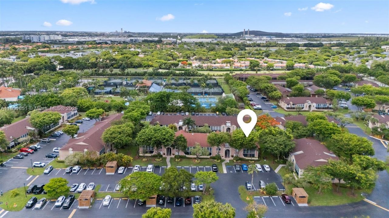 Active With Contract: $345,000 (2 beds, 2 baths, 926 Square Feet)