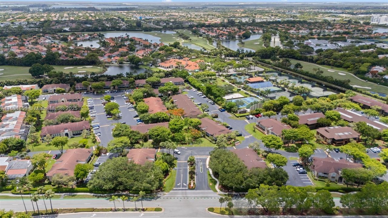 Active With Contract: $345,000 (2 beds, 2 baths, 926 Square Feet)