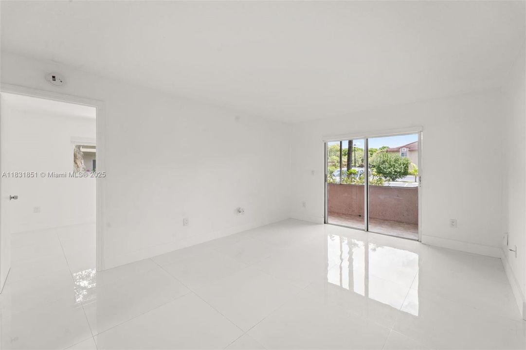 Active With Contract: $345,000 (2 beds, 2 baths, 926 Square Feet)