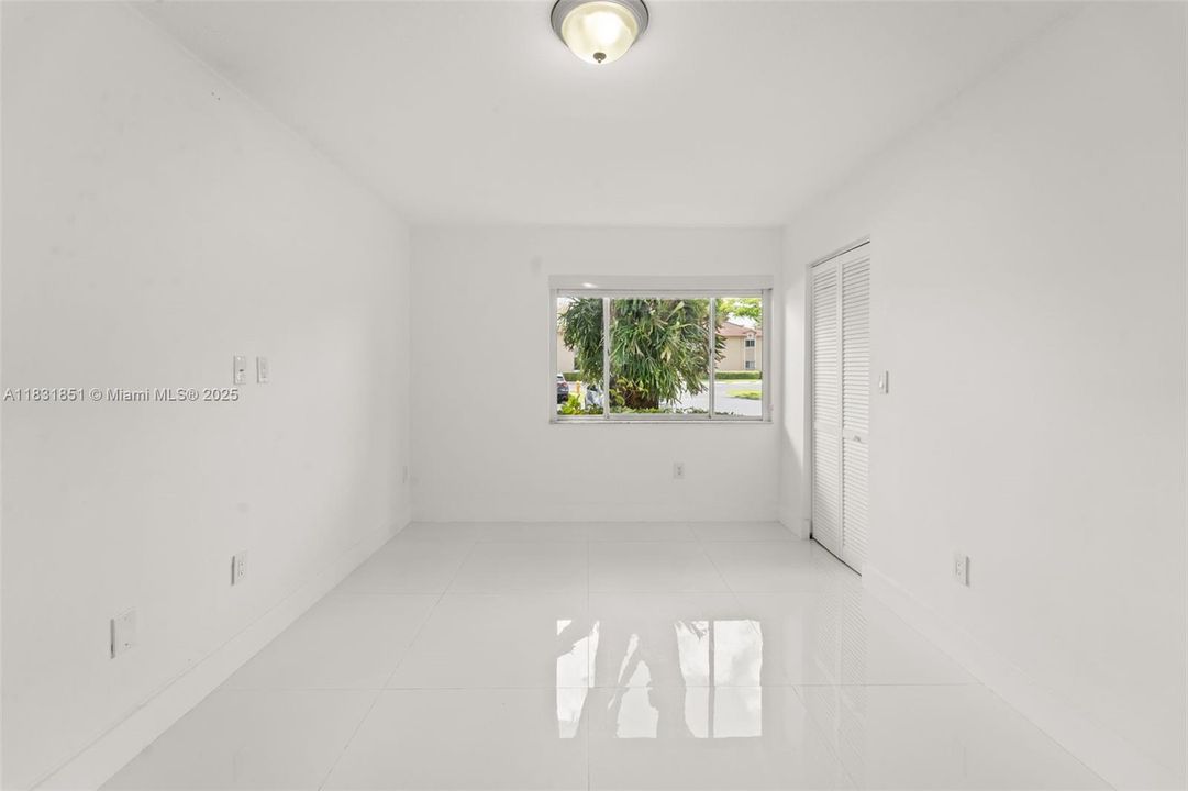 Active With Contract: $345,000 (2 beds, 2 baths, 926 Square Feet)