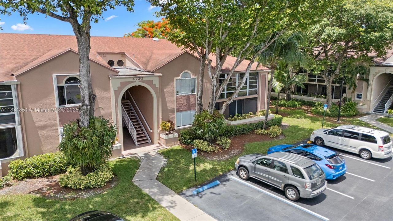 Active With Contract: $345,000 (2 beds, 2 baths, 926 Square Feet)