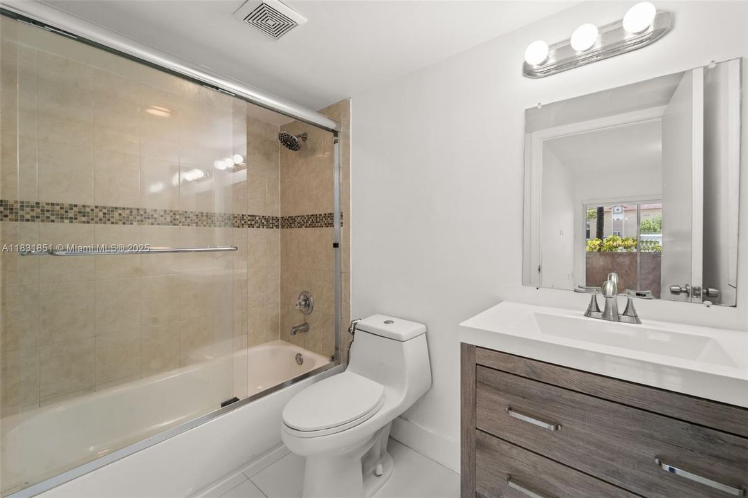 Active With Contract: $345,000 (2 beds, 2 baths, 926 Square Feet)