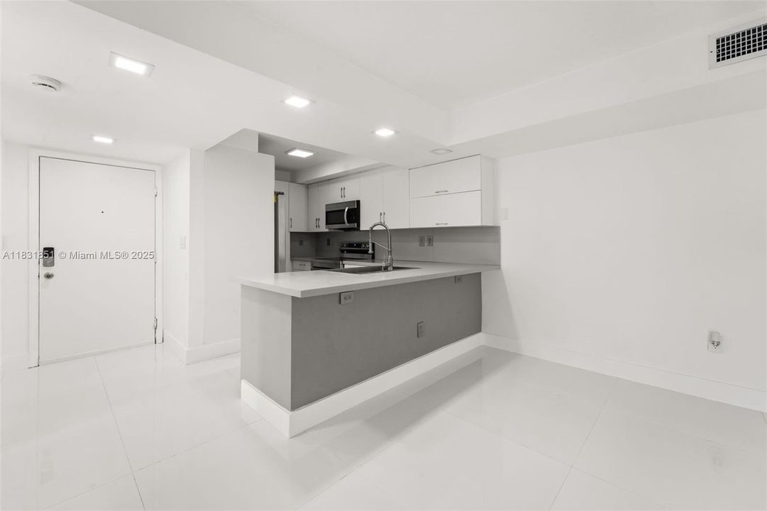 Active With Contract: $345,000 (2 beds, 2 baths, 926 Square Feet)