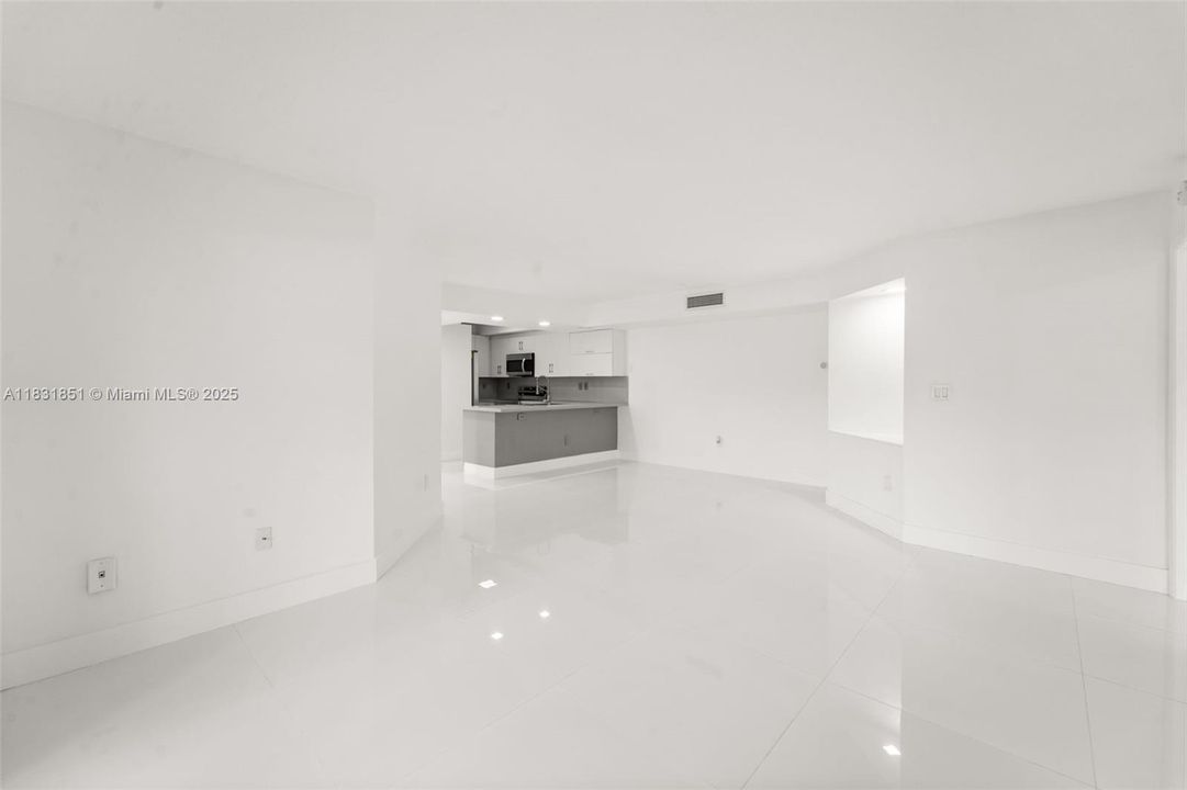 Active With Contract: $345,000 (2 beds, 2 baths, 926 Square Feet)