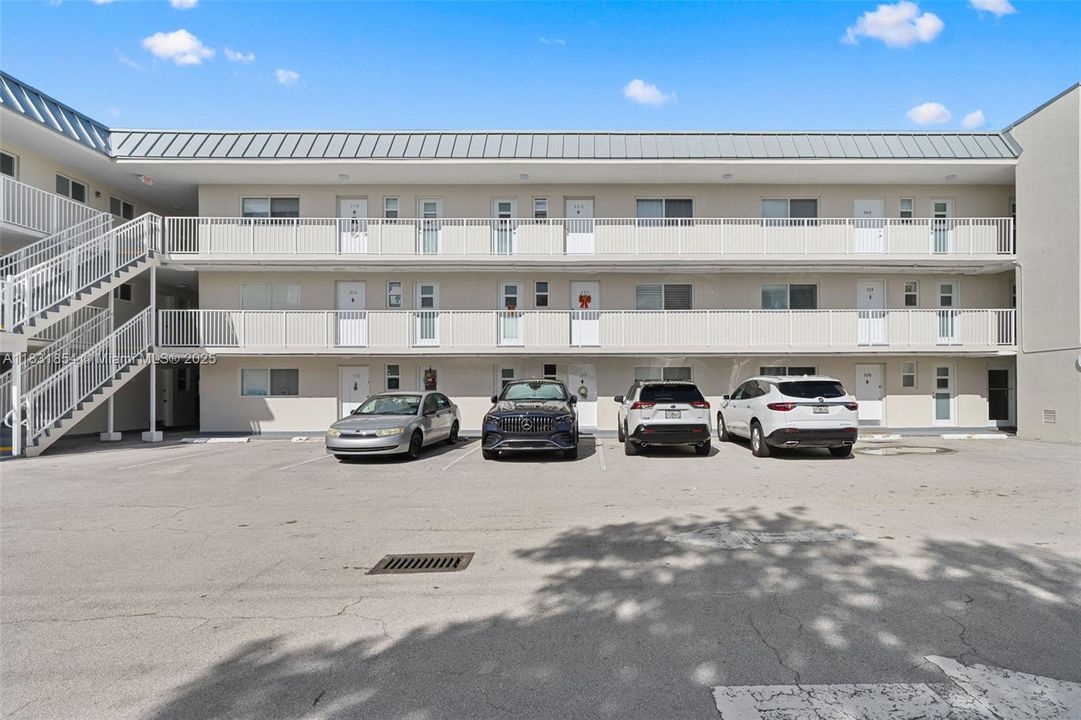 For Sale: $740,000 (3 beds, 2 baths, 1100 Square Feet)