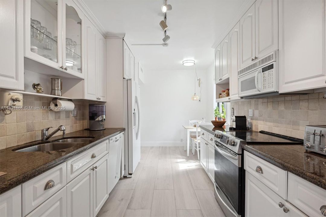 For Sale: $1,310,000 (2 beds, 2 baths, 1715 Square Feet)