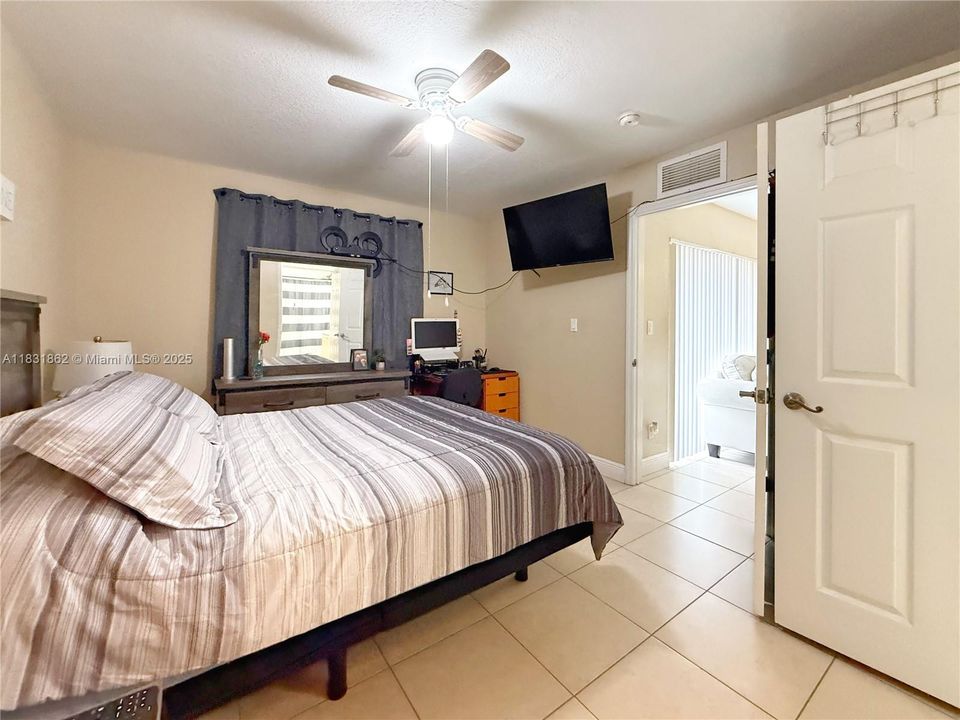 На продажу: $305,000 (2 спален, 2 ванн, 991 Квадратных фут)