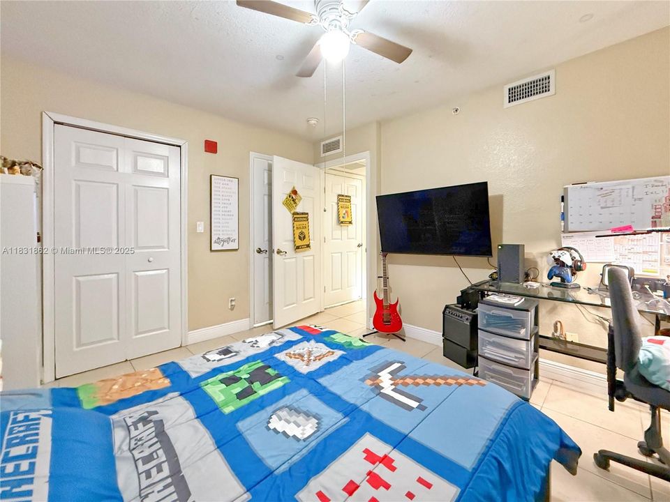 На продажу: $305,000 (2 спален, 2 ванн, 991 Квадратных фут)