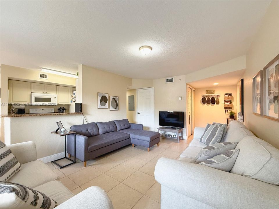 На продажу: $305,000 (2 спален, 2 ванн, 991 Квадратных фут)