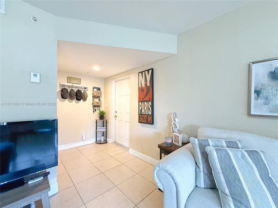 На продажу: $305,000 (2 спален, 2 ванн, 991 Квадратных фут)