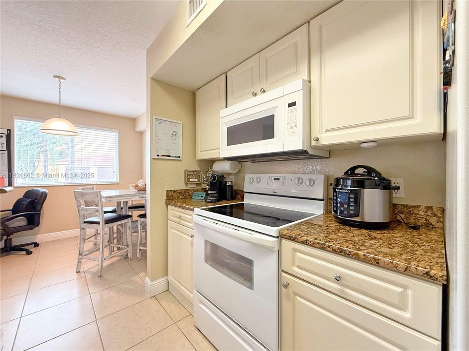 На продажу: $305,000 (2 спален, 2 ванн, 991 Квадратных фут)