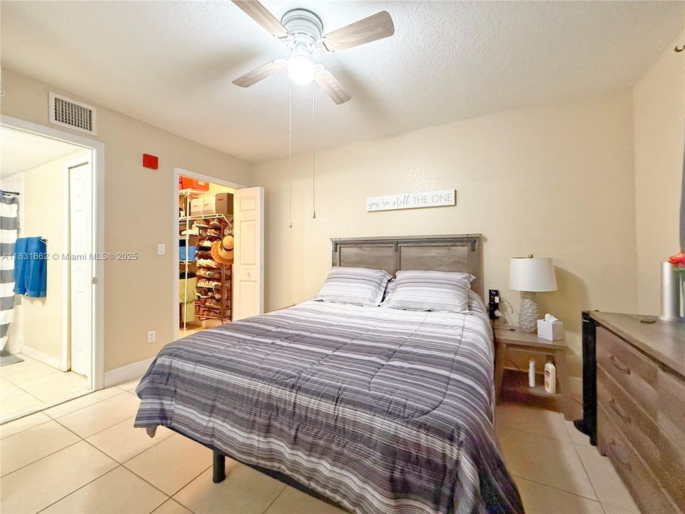 На продажу: $305,000 (2 спален, 2 ванн, 991 Квадратных фут)