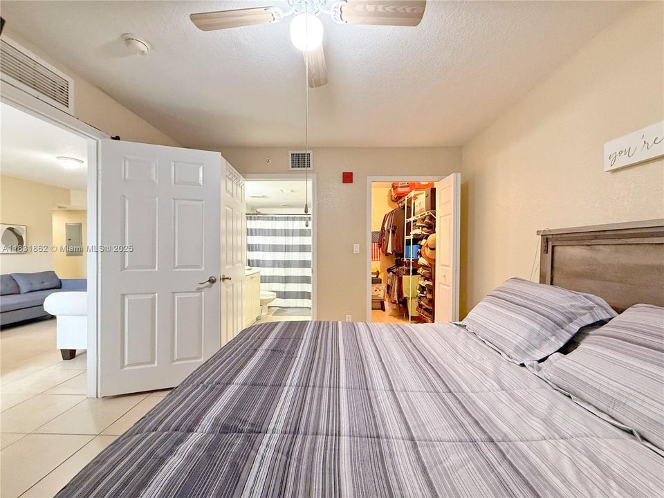 На продажу: $305,000 (2 спален, 2 ванн, 991 Квадратных фут)