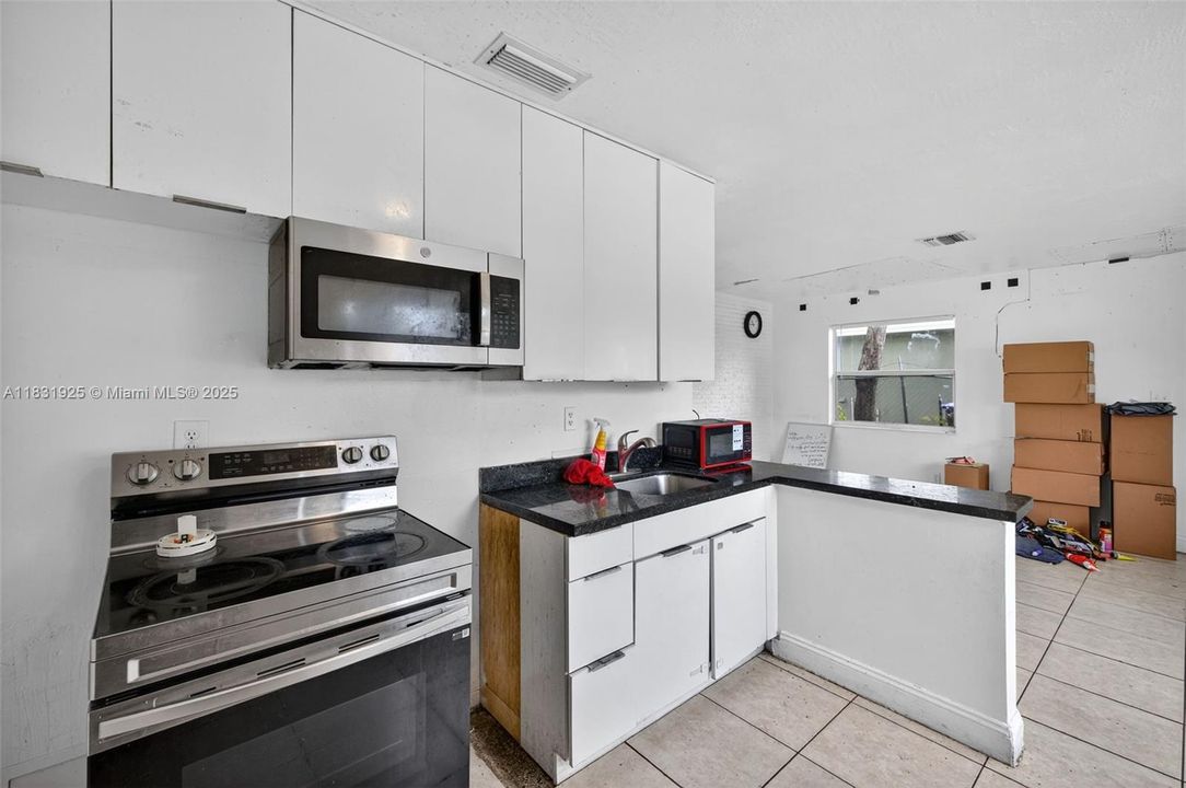 На продажу: $375,000 (4 спален, 3 ванн, 1112 Квадратных фут)