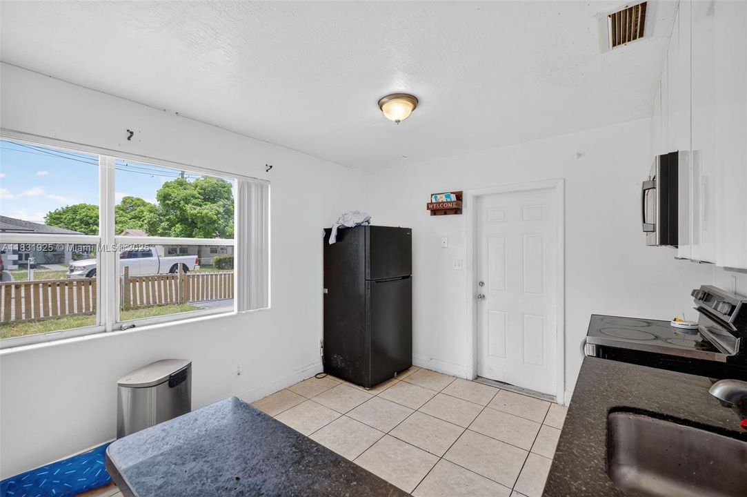 На продажу: $375,000 (4 спален, 3 ванн, 1112 Квадратных фут)