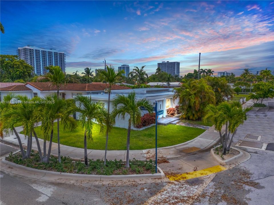 Recently Sold: $999,000 (3 beds, 2 baths, 1976 Square Feet)