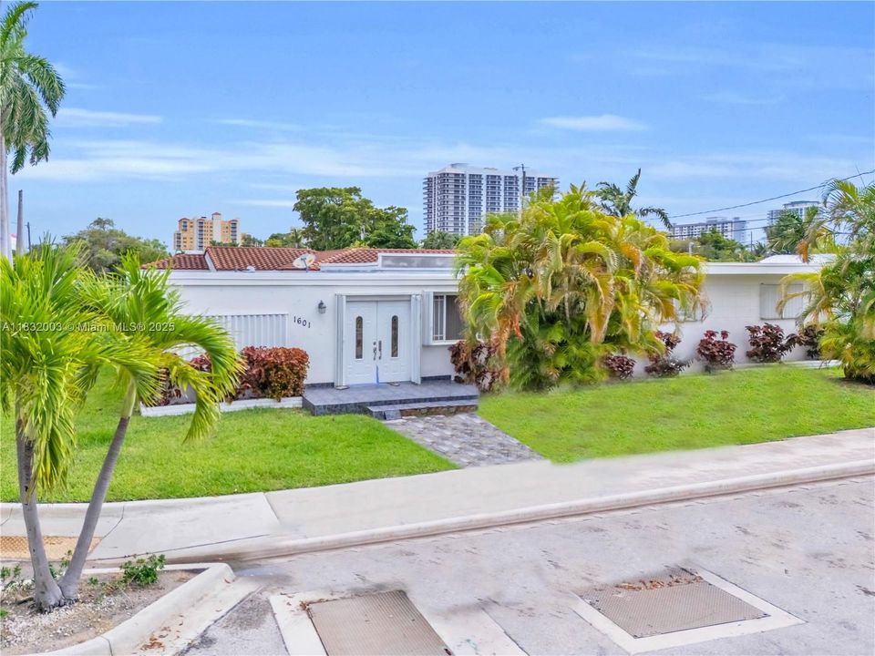 Recently Sold: $999,000 (3 beds, 2 baths, 1976 Square Feet)