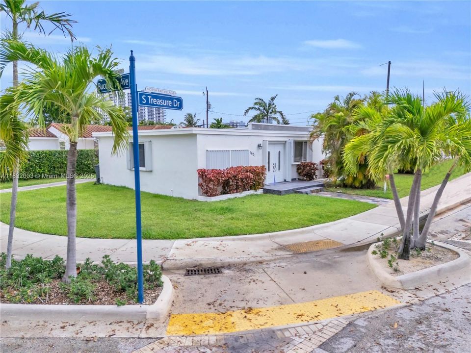 Recently Sold: $999,000 (3 beds, 2 baths, 1976 Square Feet)