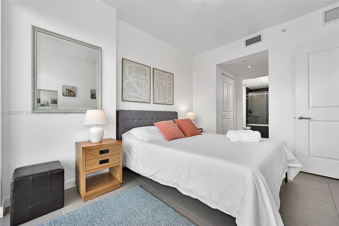 For Sale: $590,000 (2 beds, 2 baths, 882 Square Feet)