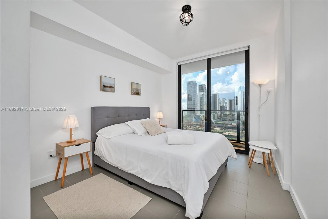 For Sale: $590,000 (2 beds, 2 baths, 882 Square Feet)