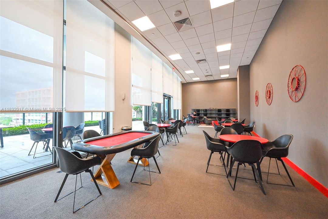 For Sale: $590,000 (2 beds, 2 baths, 882 Square Feet)