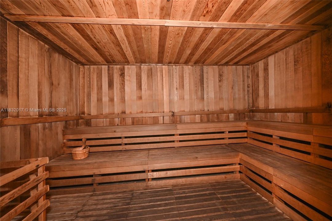 For Sale: $590,000 (2 beds, 2 baths, 882 Square Feet)