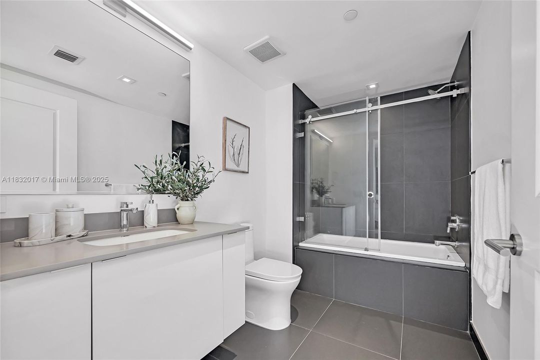 For Sale: $590,000 (2 beds, 2 baths, 882 Square Feet)