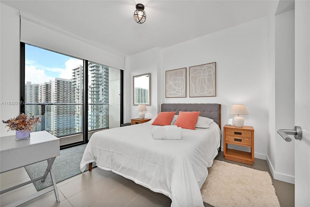 For Sale: $590,000 (2 beds, 2 baths, 882 Square Feet)